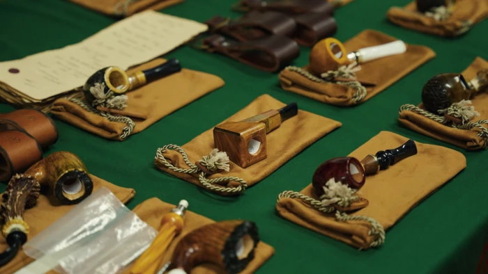 Elegant pipes from Robinia Pipes on the exhibitor table